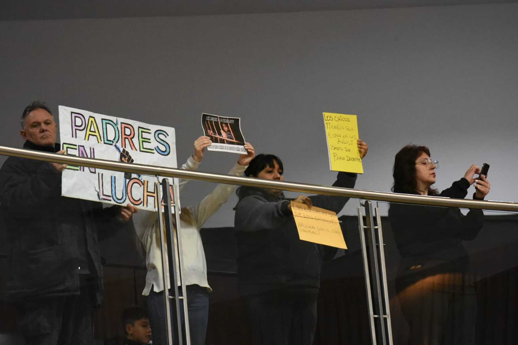 Padres y madres organizados presenciaron la sesión. Foto: Matías Subat.