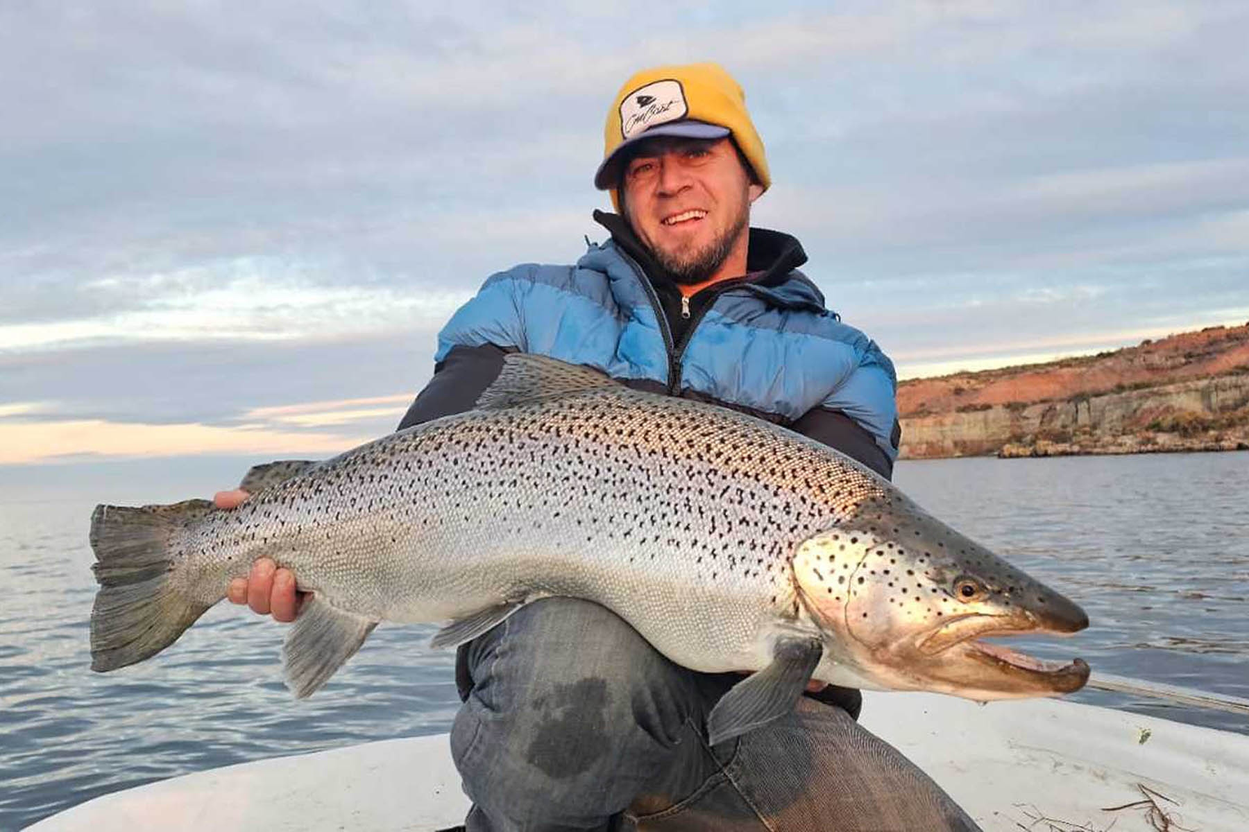 Impresionante. La enorme trucha marrón que Pablo Oscar Blasco pescó y devolvió en el lago Los Barreales, en Neuquén.