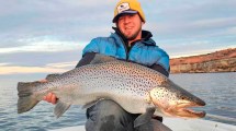 Imagen de «La trucha del año»: Así pescó una de 11 kilos en un lago de Neuquén, al norte de la Patagonia