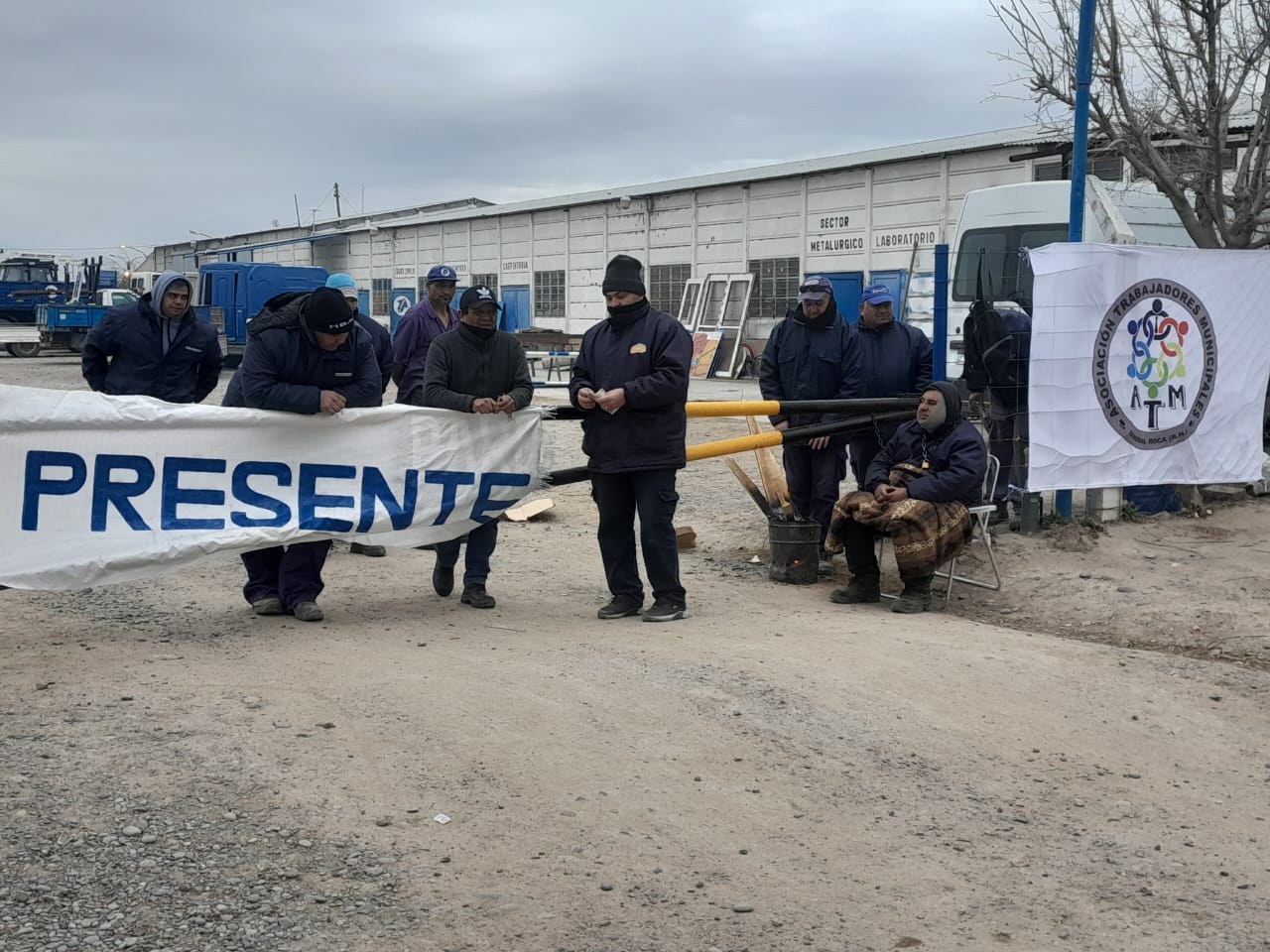 El ingreso al predio del Parque Industrial fue bloqueado esta mañana. Un agente se encadenó y dijo que inició una huelga de hambre.