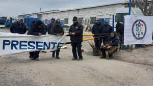 Un trabajador encadenado y el obrador del municipio de Roca paralizado por una protesta gremial