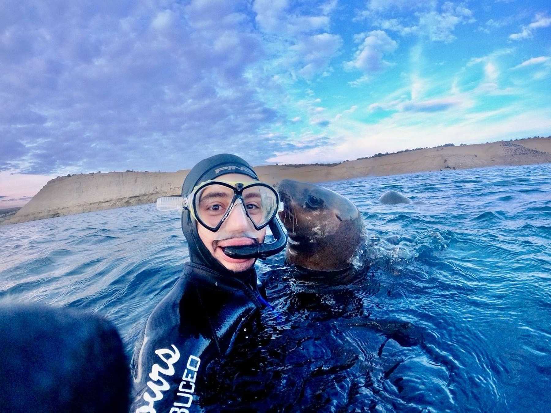 Los días invernales en Puerto Madryn ofrecen experiencias que fusiona la adrenalina del buceo con la magia de la convivencia con los lobos marinos. Fotos y videos: @diegokastilla.