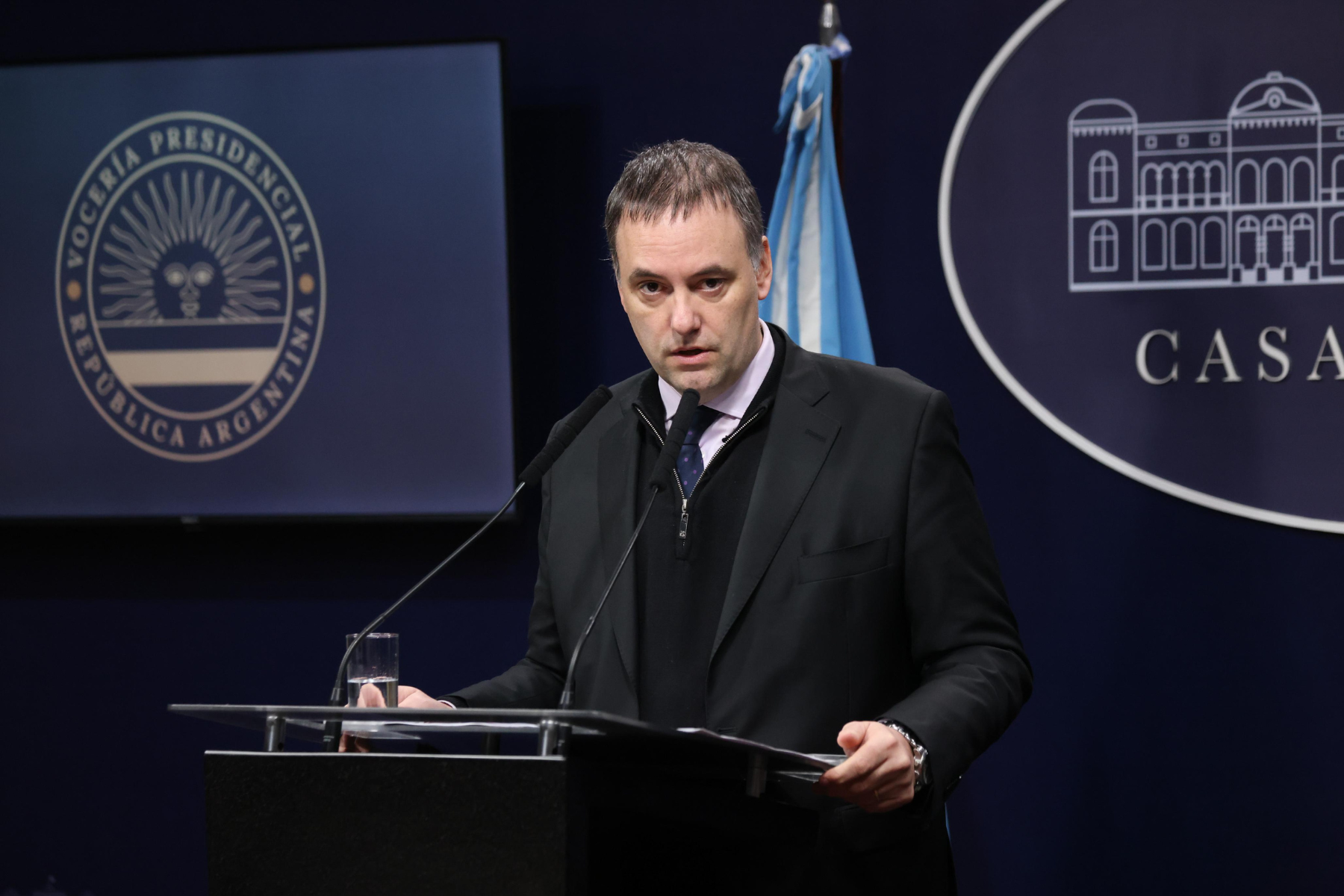 Manuel Adorni, durante la conferencia de prensa.