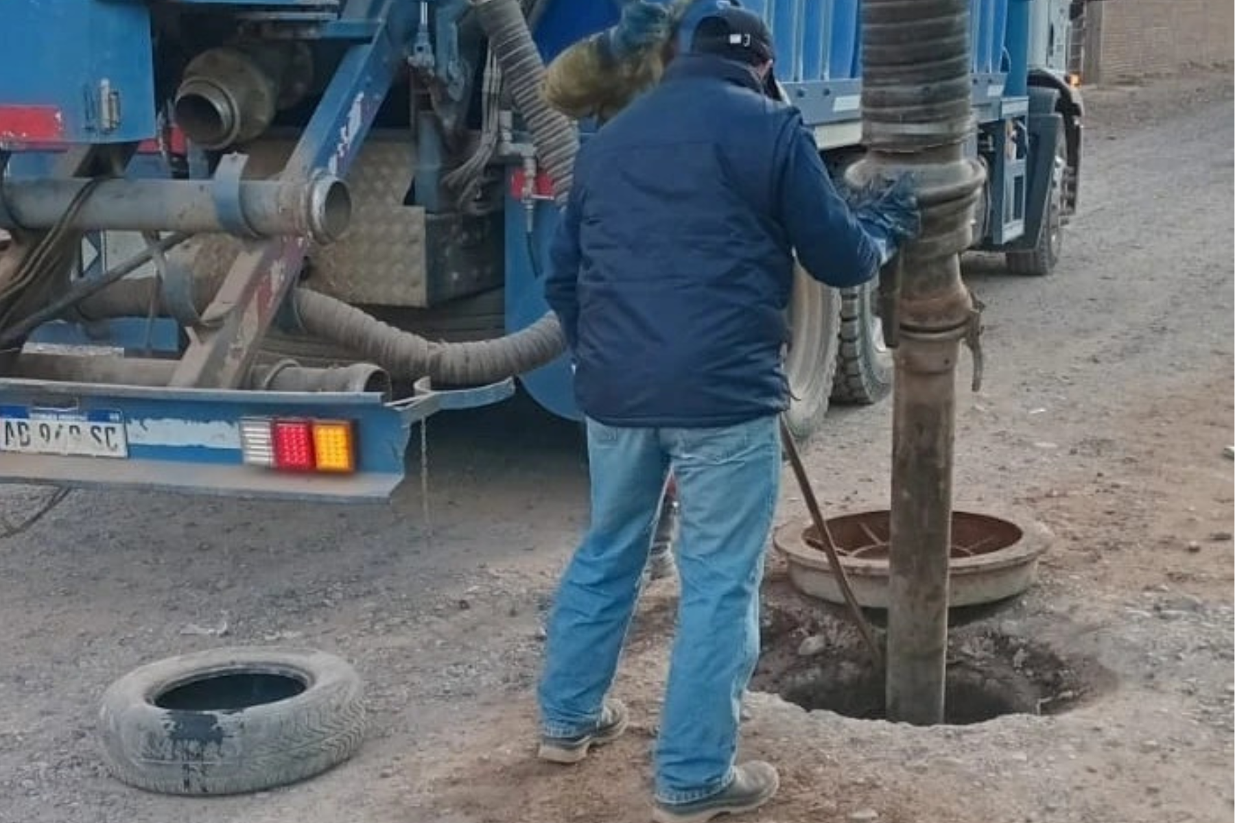 Los trabajadores tuvieron que sondear la cámara, ya que no se encontraba la boca del caño. Foto: gentileza municipalidad de Centenario.