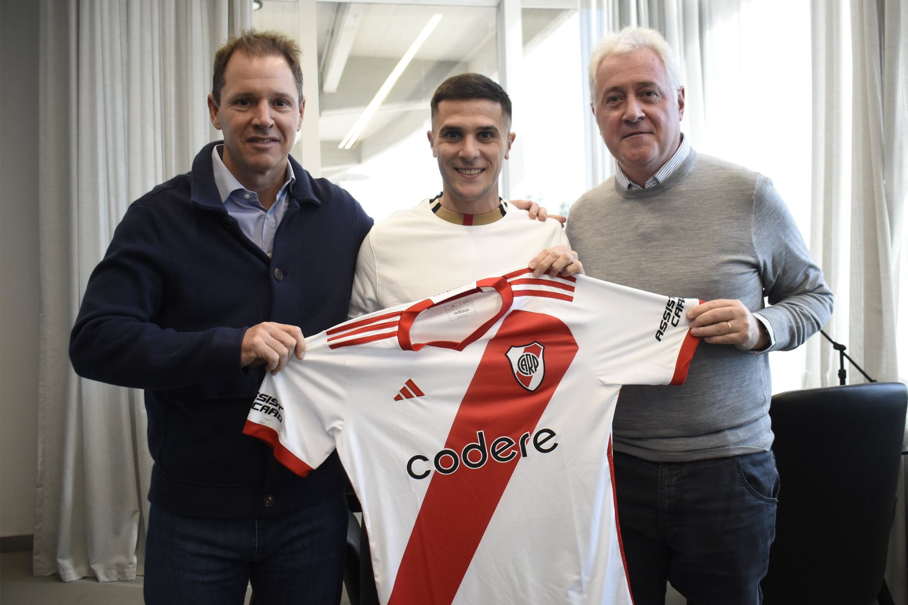 Marcelo Gallardo festeja la llegada de Fabricio Bustos, quien podría debutar ante Talleres por la Copa Libertadores. Foto X River.|