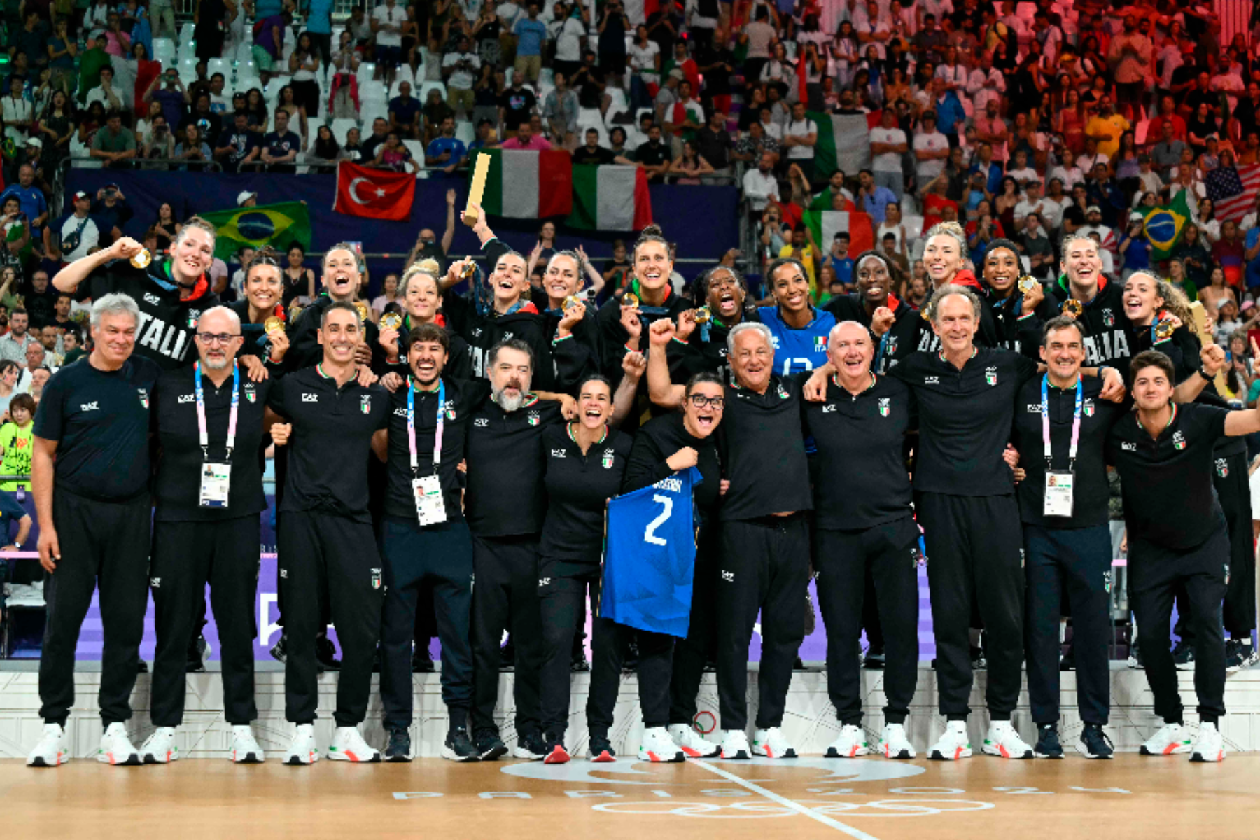 Italia alcanzó la medalla de oro en Voley, con DT argentino. Foto AFP/Natalia Kolesnikova