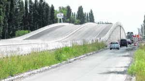 Ruta 22: un motociclista chocó contra un camión en Huergo y fue hospitalizado con lesiones leves