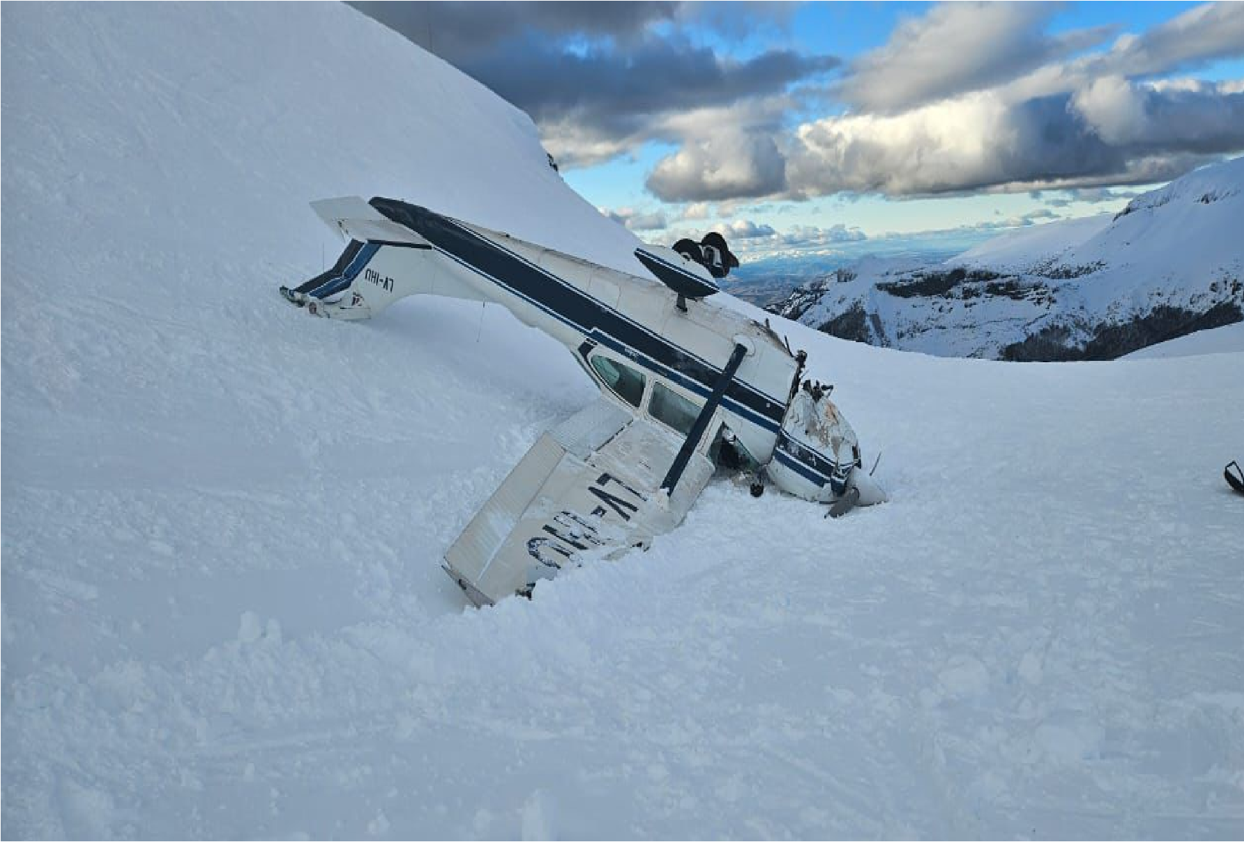 Se estrelló una avioneta en el cerro Chapelco de San Martín de los Andes: dos pasajeros heridos (foto: gentileza)