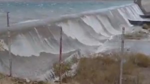 Video: impactantes imágenes de un embalse que desbordó por el viento zonda en Mendoza