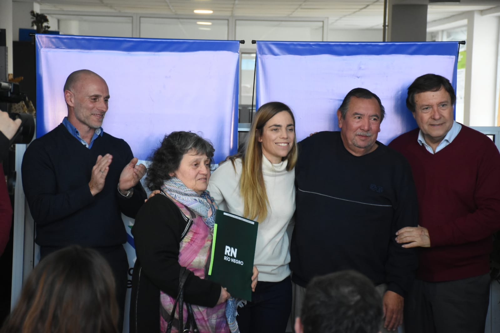 El gobernador Weretilneck y la intendenta Soria, ayer en Roca para una entrega de escrituras del IPPV. (Foto: Andrés Maripe)