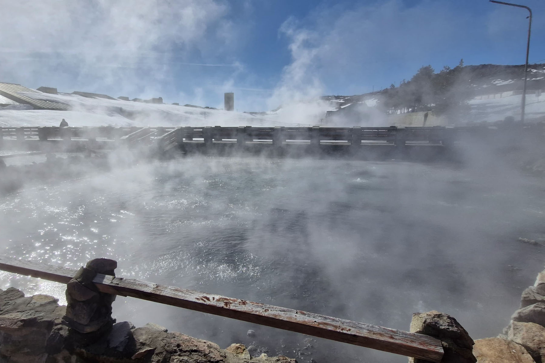 Las Termas de Copahue rodeadas de nieve en invierno, una maravilla de la Patagonia al pie de volcán en la cordillera de Neuquén. 