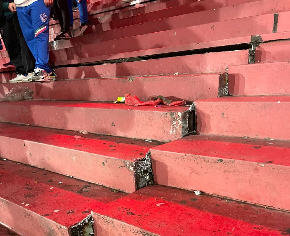 La imagen de la tribuna desplazada en la cancha del Rojo. 