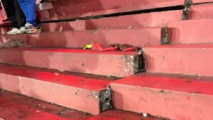 Susto en cancha de Independiente: se desplazó una parte de la tribuna en el partido entre Vélez y San Lorenzo