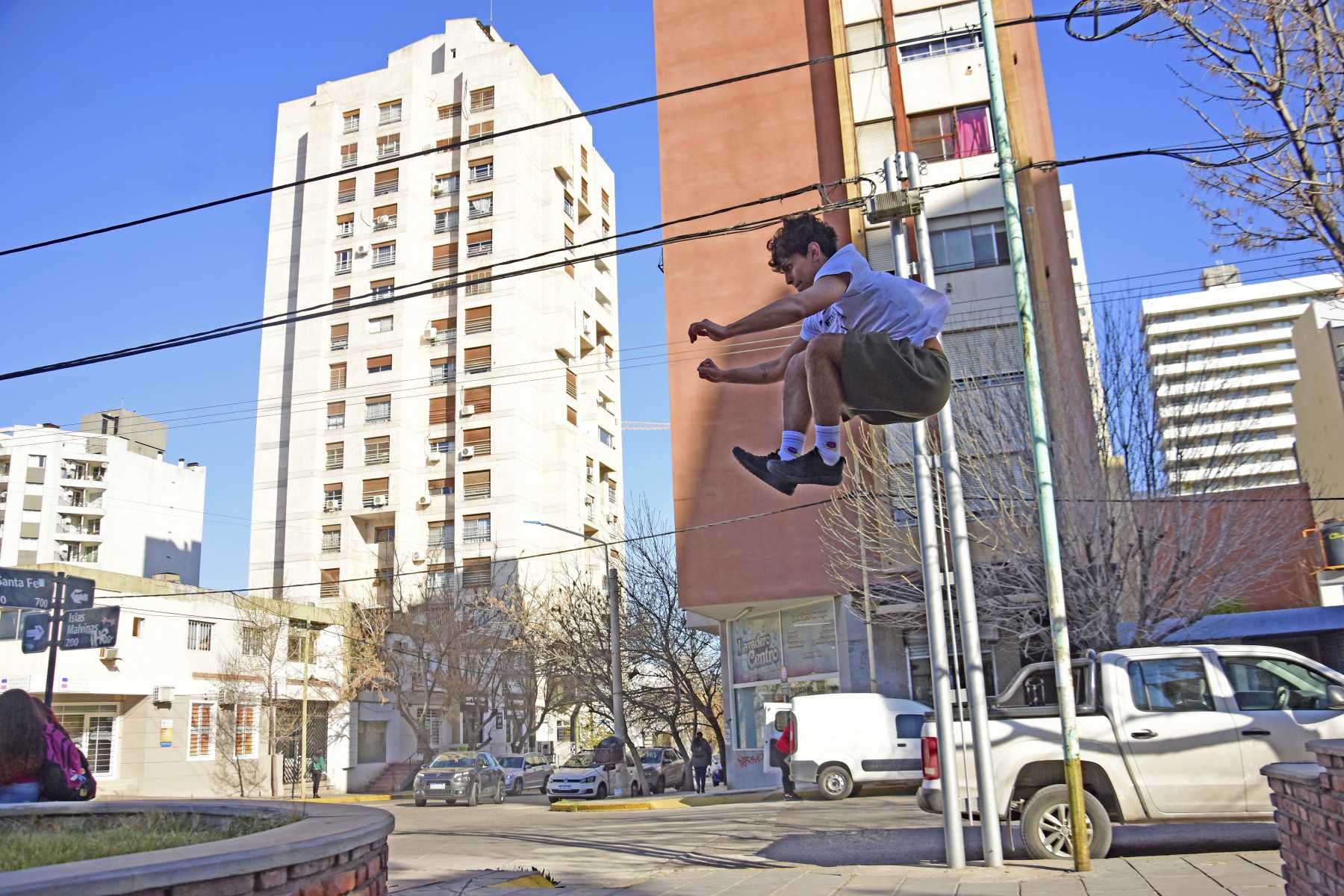 Valen Albornoz hace parkour en Neuquén. Foto: Cecilia Maletti