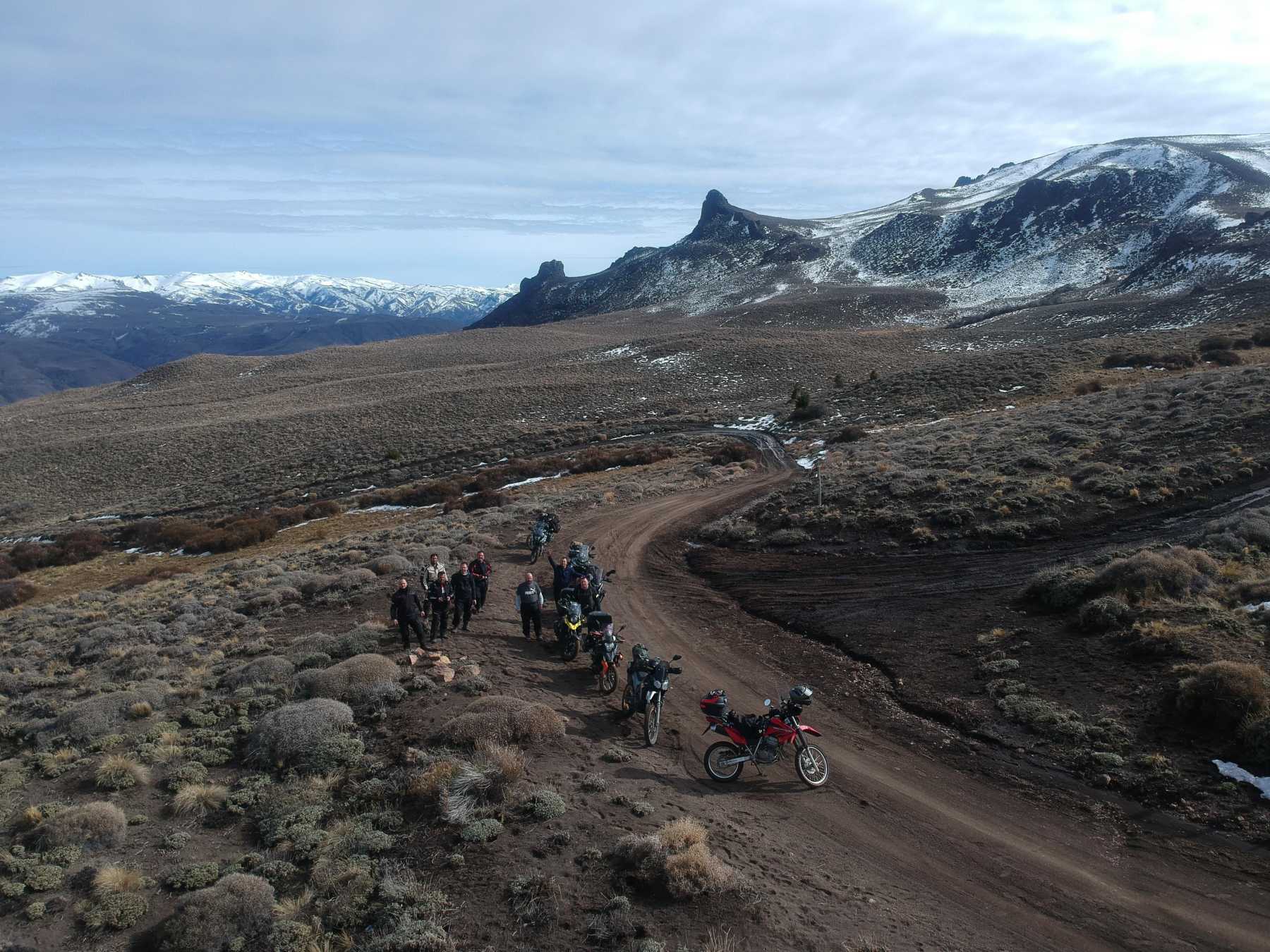 Último tramo del viaje, de Vill Llanquín a Dina Huapi, ya por caminos de Río Negro por la estepa de la Patagonia. Fotos: @los_choiques.