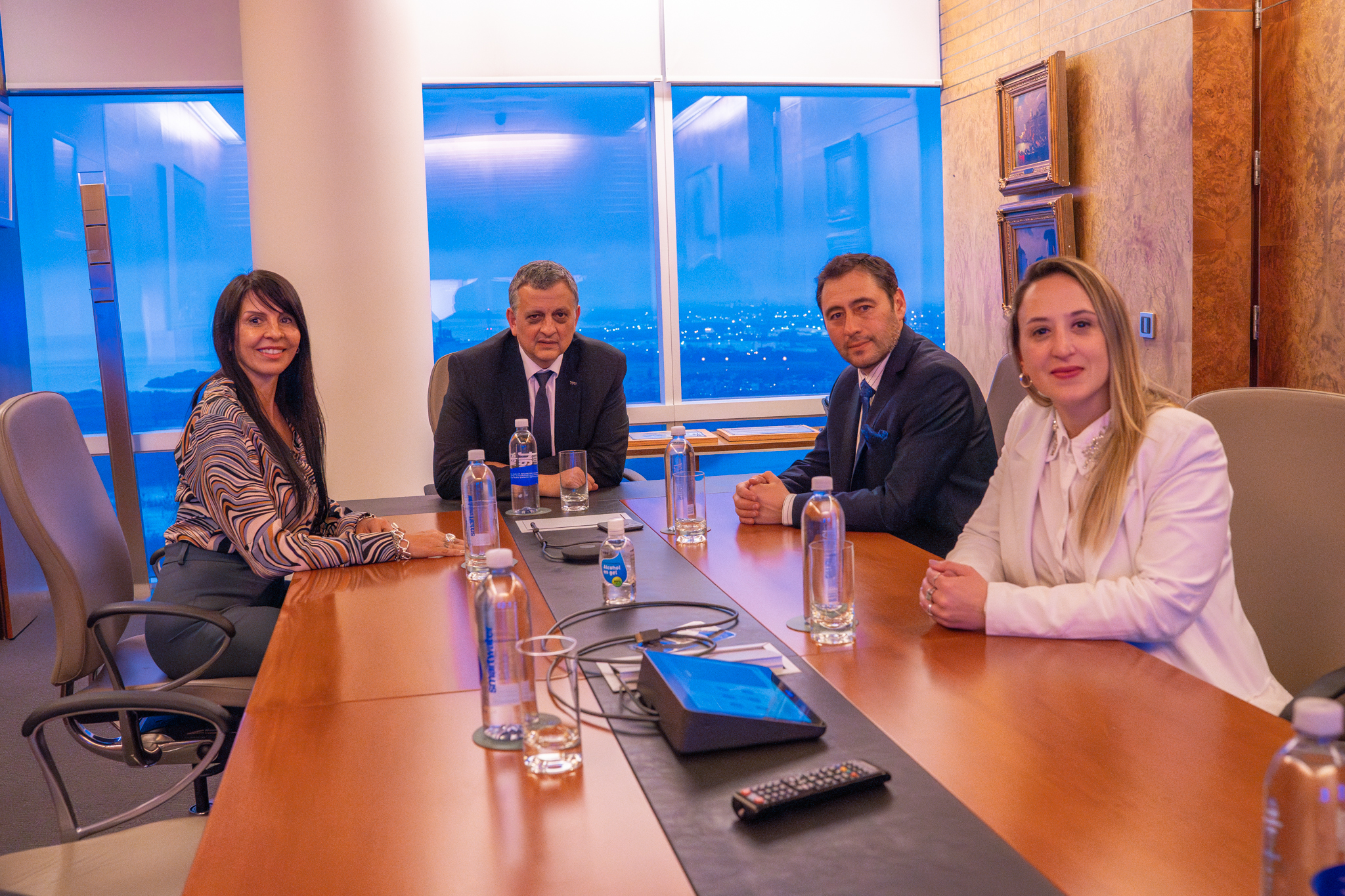 Villaverde, Román y Bezic, el martes en el despacho del presidente y CEO de YPF, Horacio Marín.