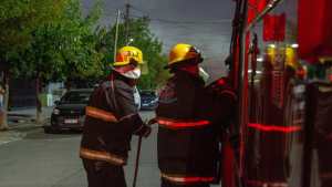 Investigan el incendio de dos autos sobre una misma calle en la zona este de Roca