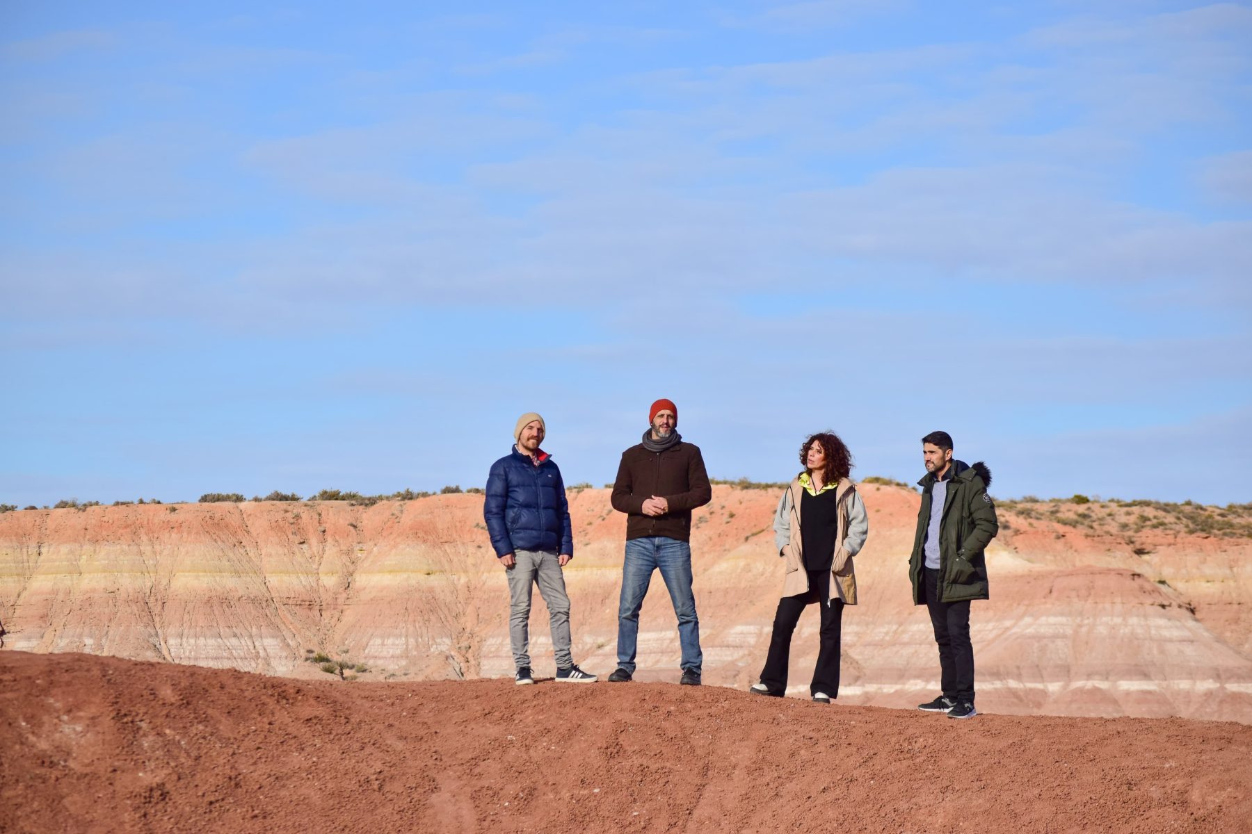 La barda como inspiración. Hernán Hock, Mauricio Costanzo y Sabina Muruat acompañan a Víctor Valdebenito en “Esperanza”, su primer disco.