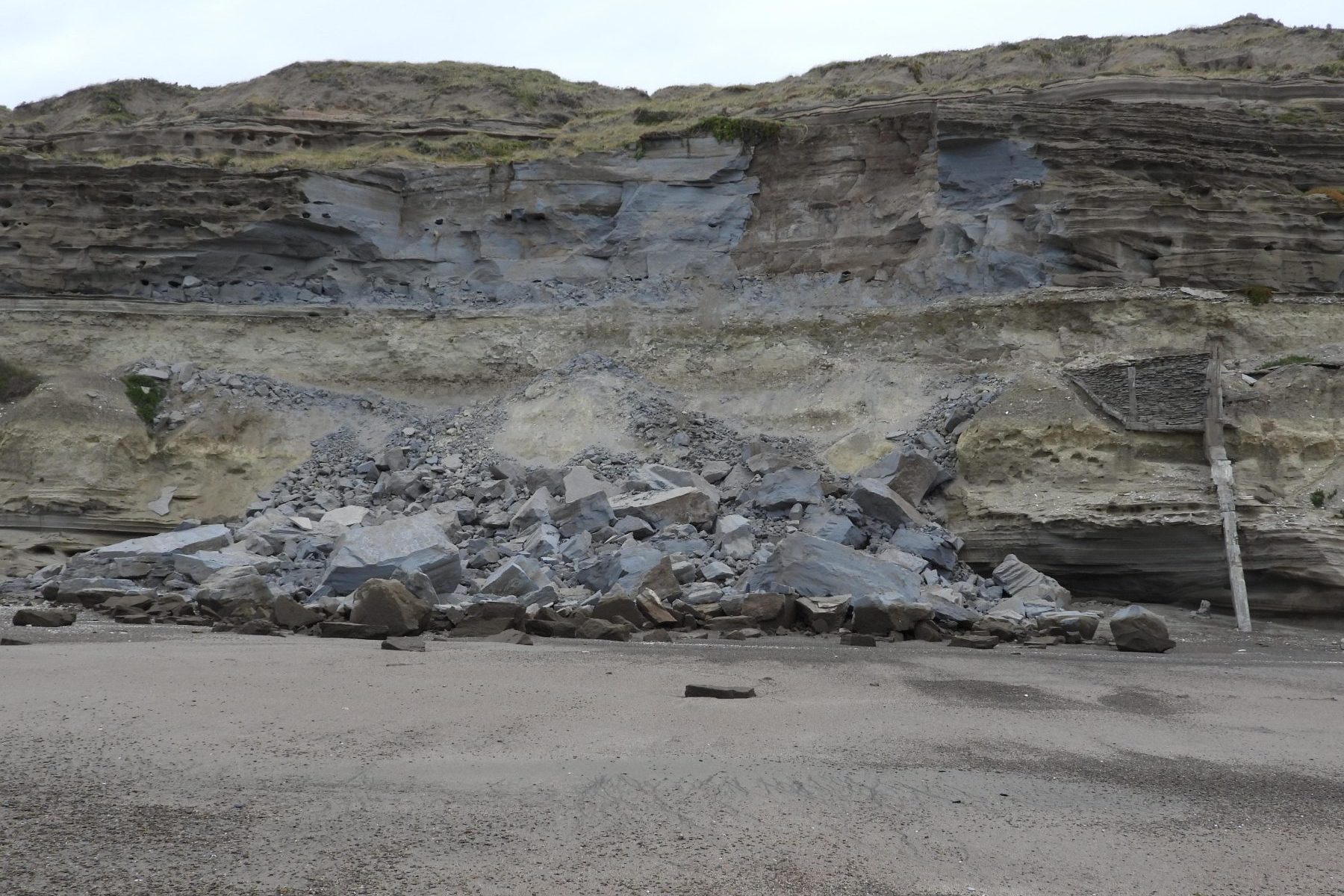 Derrumbes en acantilados de las costas de Río Negro.