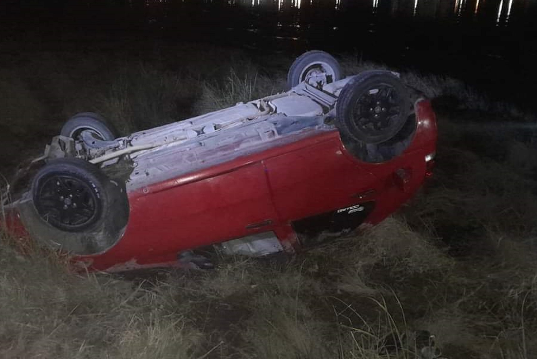 El auto quedó a unos pasos del río Negro. Foto Gentileza Norpatagonia Noticias