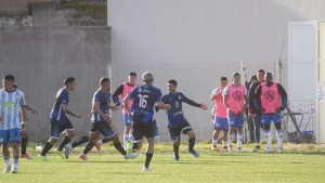 Deportivo Rincón logró un triunfazo ante Sol de Mayo en Viedma y es el único líder de la Reválida