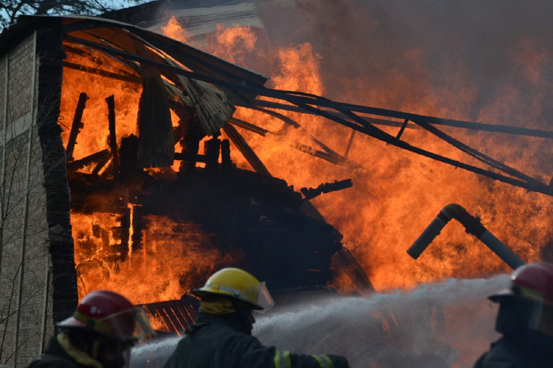 Incendio galpón de empaque de Río Negro. Foto Gentileza Jorge Tanos