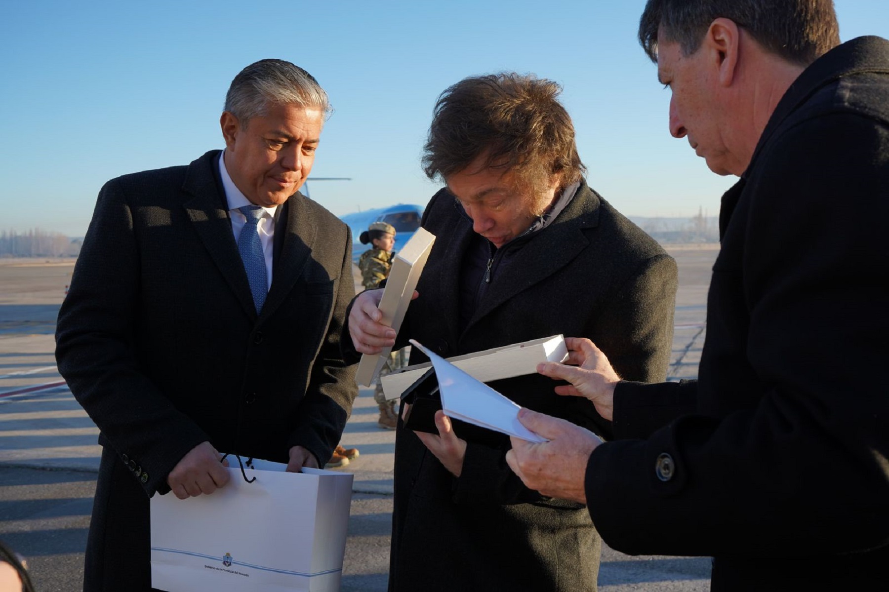 Javier Milei visitó Neuquén y Rolado Figueroa le regaló un cuchillo. Foto: Prensa Provincia de Neuquén. 