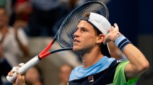 Imagen de Diego Schwartzman, lejos del tenis y cerca del pádel junto a una leyenda del fútbol