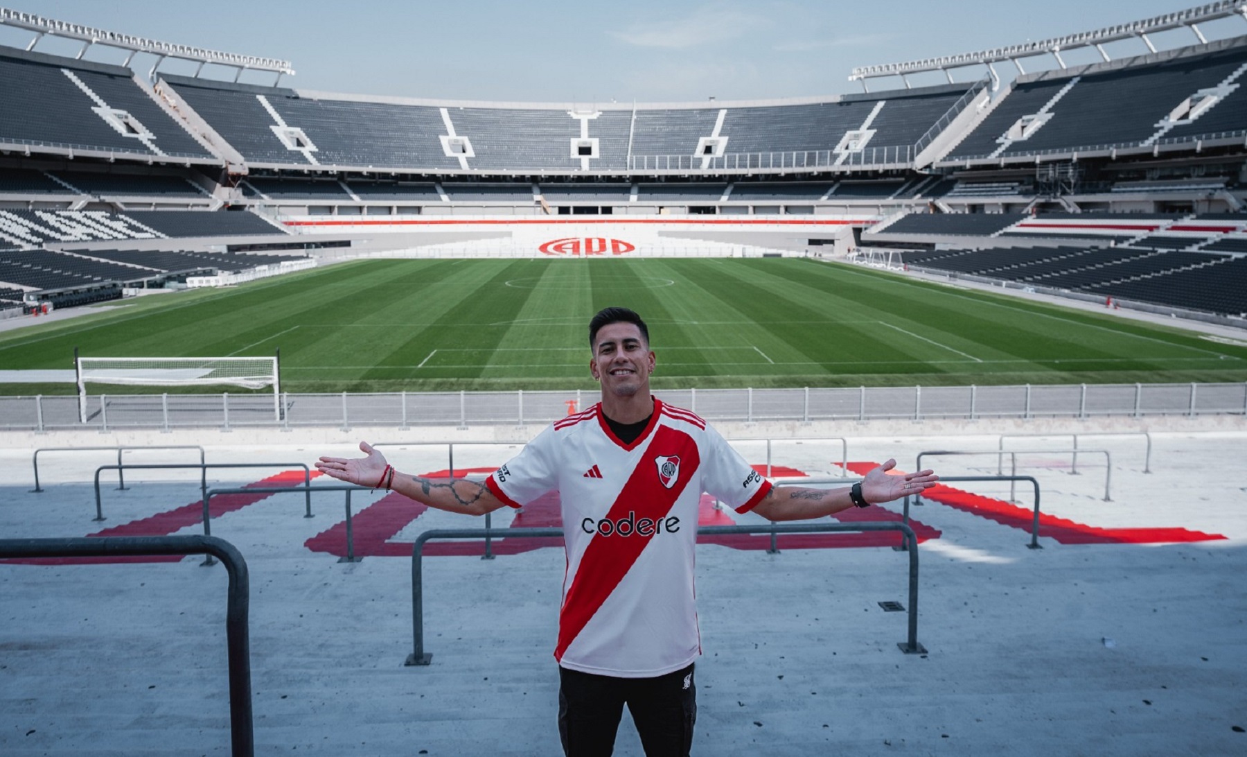 Maxi Meza fue presentado como nuevo refuerzo de River. Foto: @RiverPlate.