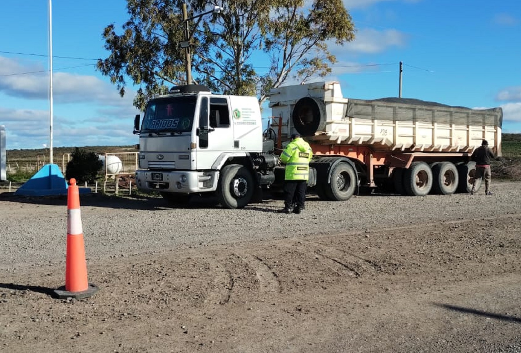 El camión transportaba áridos sin autorización desde Bahía Rosas. 