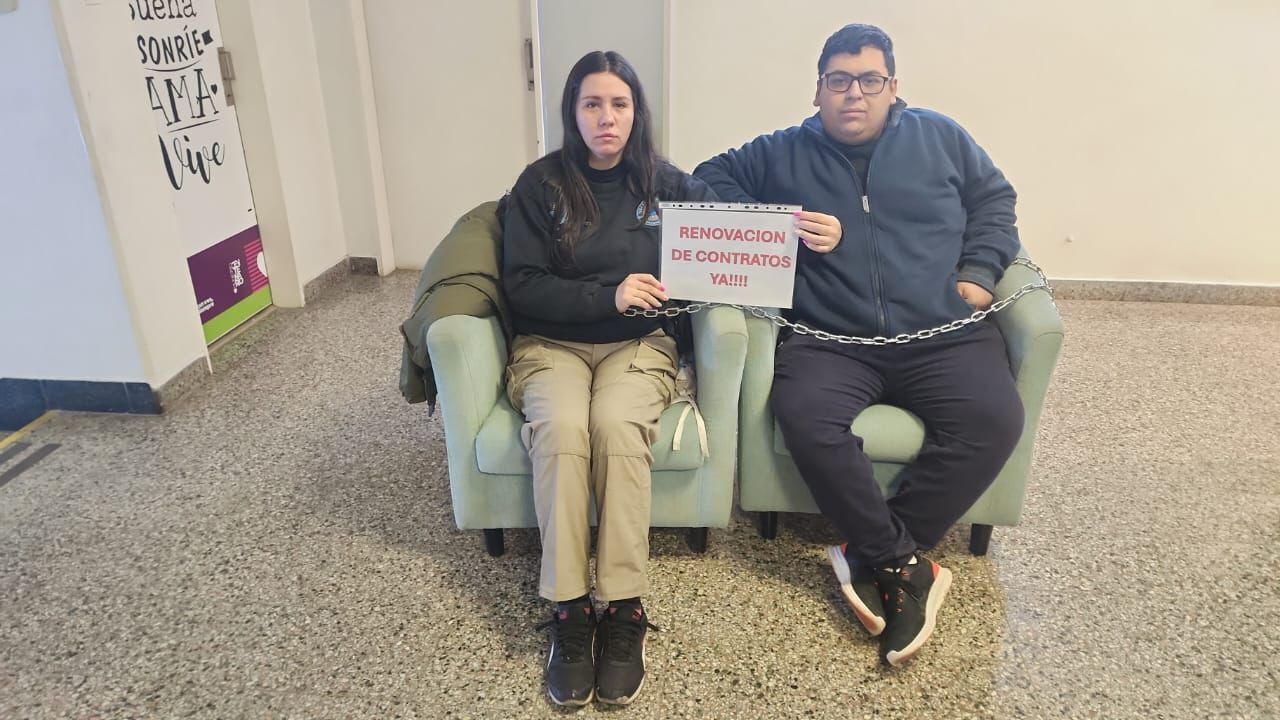 Dos trabajadores encadenados en el despacho del intendente de Centenario. Foto: gentileza