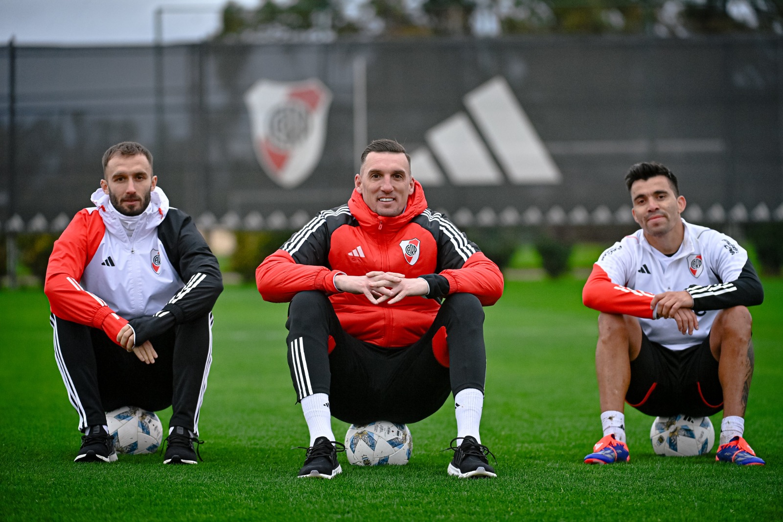 Pezzella, Armani y Acuña, los tres campeones del mundo de River. (Foto: @RiverPlate)