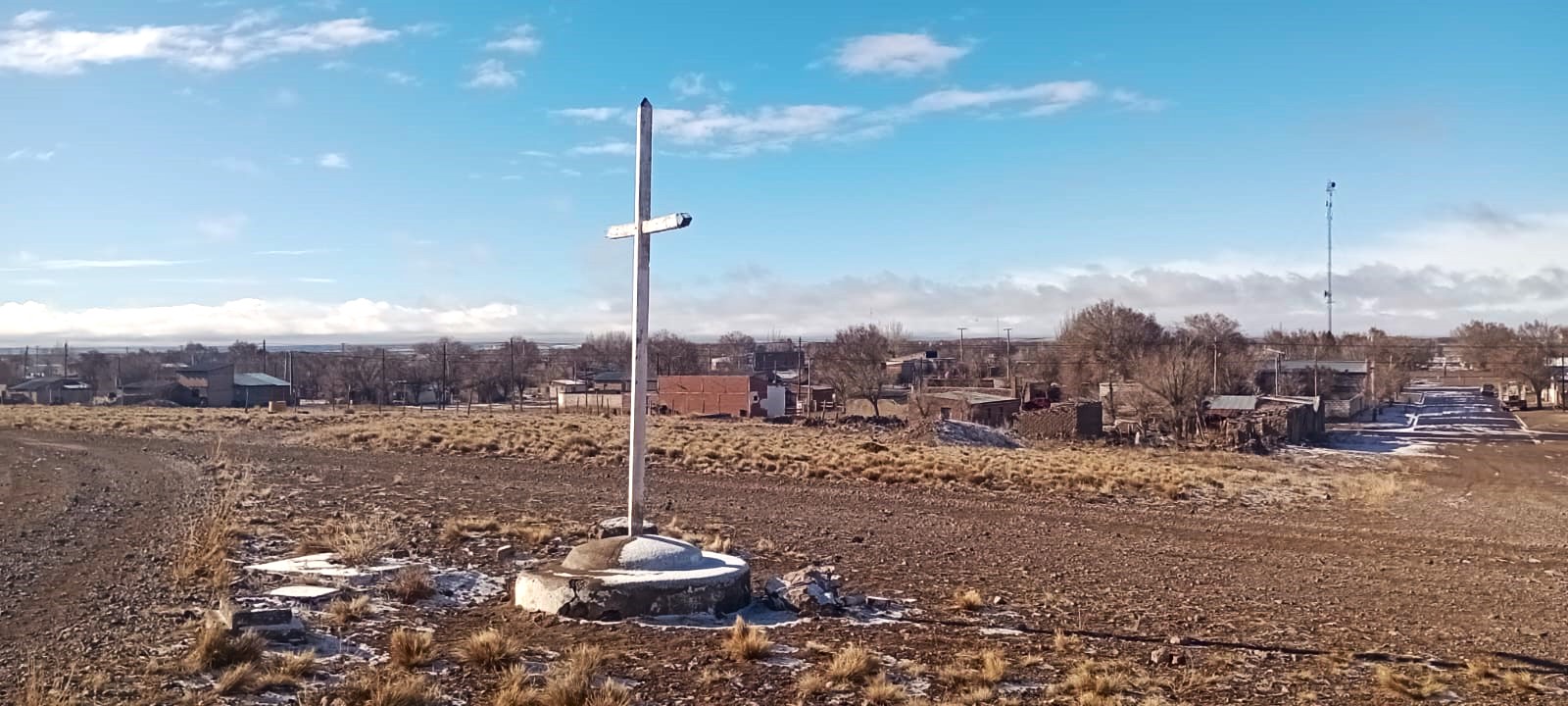 Hecha en madera de ceibo, la cruz de Maquinchao fue pensada por un sacerdote que los visitaba desde Bariloche. Foto: Gentileza Américo Pérez.