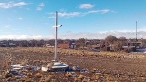 Una cruz en pleno Maquinchao: punto de encuentro y fe en la Línea Sur