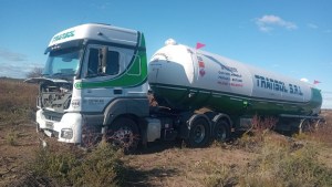 Camión con gas licuado despistado en Ruta 22, cerca de Río Colorado: «Varios metros campo adentro»