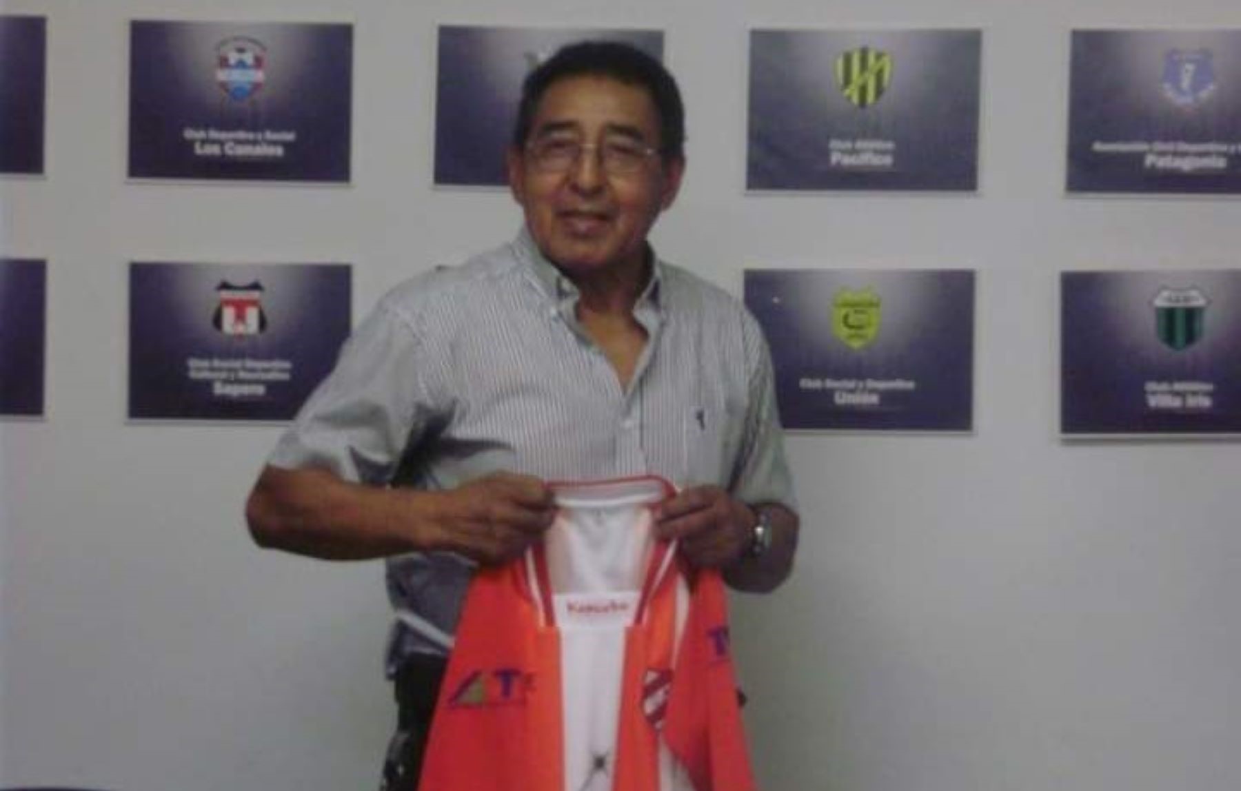 Machado Gómez, en la sede de Lifune con la camiseta del Rojo.