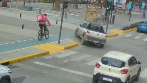 Video | Fotomultas en Neuquén: atropelló a un ciclista por ignorar esta prohibición