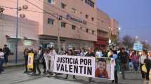 Imagen de Video | Marcharon por el niño muerto en Roca: aplausos y reclamo de «justicia» frente al sanatorio implicado