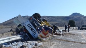 Volcó un camión en el cruce de las rutas 40 y 234 en Neuquén: el conductor quedó atrapado