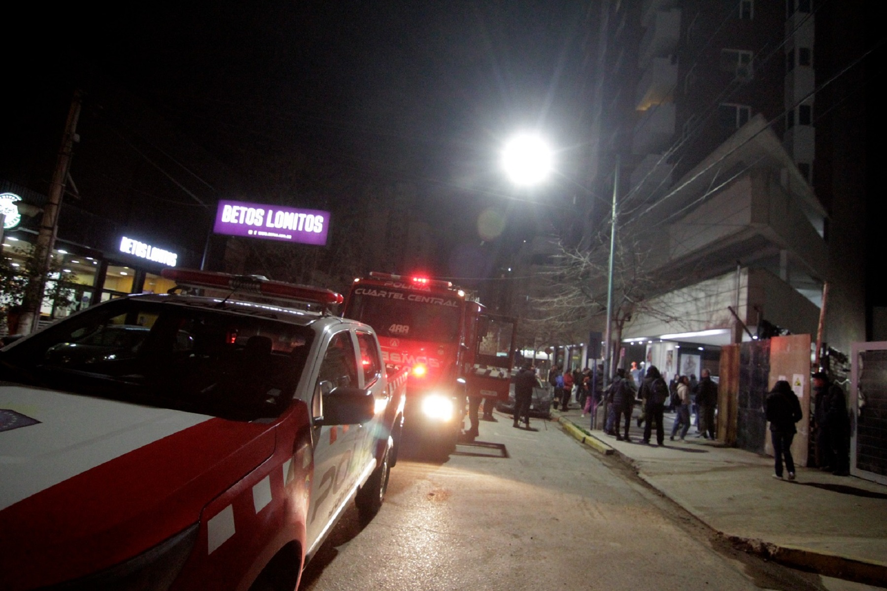 Incendio en el centro de Neuquén. Foto: Oscar Livera. 