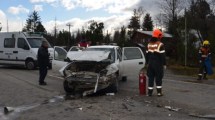 Imagen de Tres heridos tras un choque entre un remis y una camioneta en la Ruta 40: hay derivados a El Bolsón