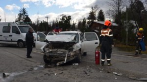 Tres heridos tras un choque entre un remis y una camioneta en la Ruta 40: hay derivados a El Bolsón