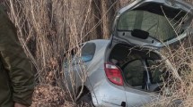 Imagen de Una mujer perdió el control de su auto y terminó dentro de un desagüe en Roca