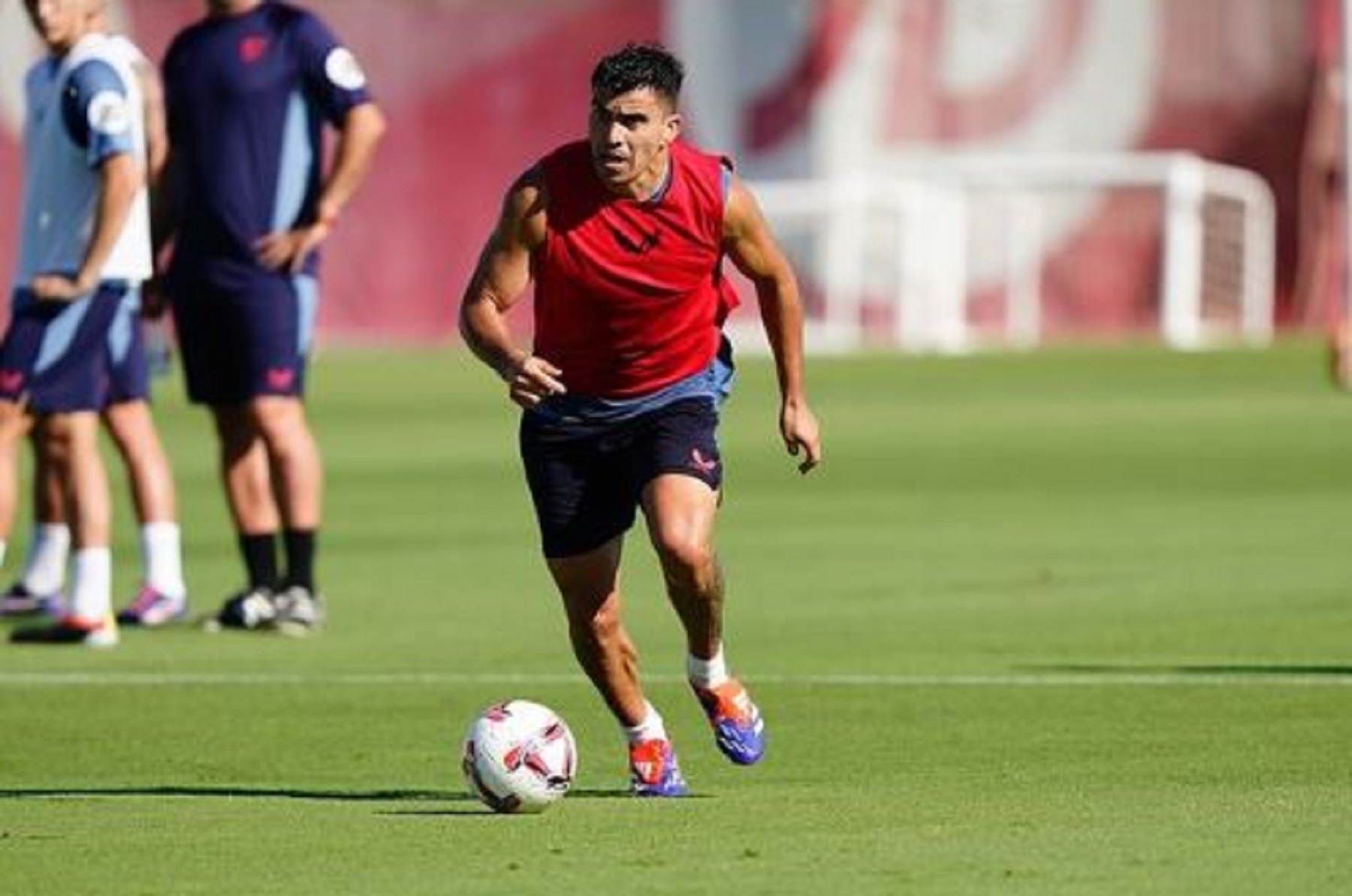 El Huevo Acuña entrenó con Sevilla antes de partir para Argentina. 