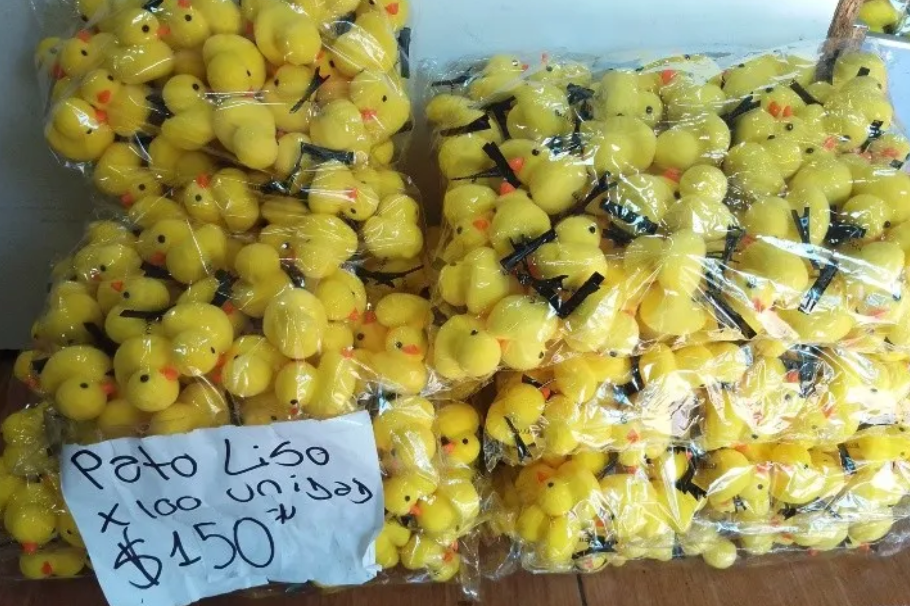 Los famosos patitos dejaron de ser el accesorio más vendido y los comerciantes de once intentan "sacárselos de encima". 