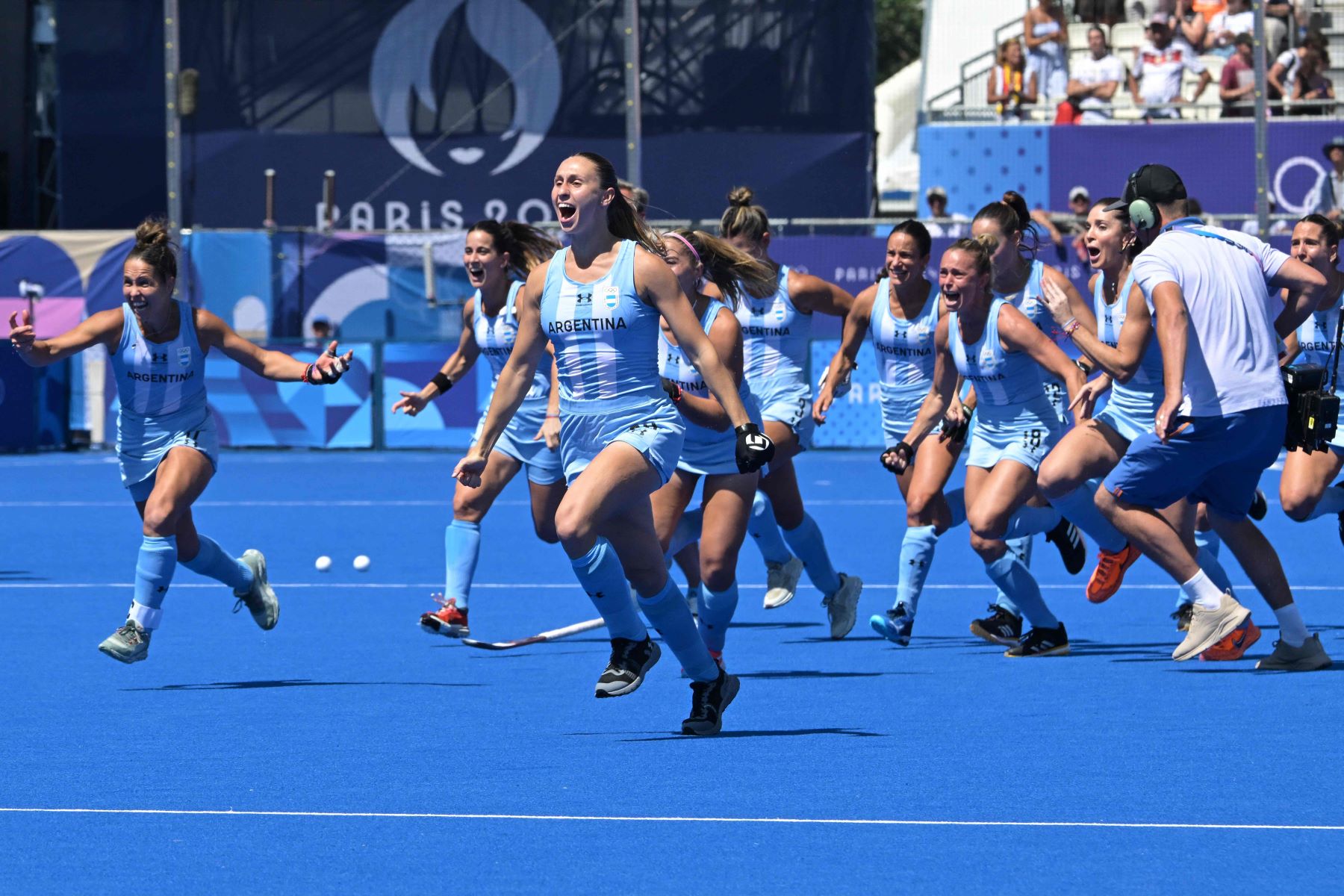 A semifinales. Cosentino ataja el cuarto penal de Alemania y se viene una montaña argentina en París. Triunfazo de Las Leonas. (AFP)