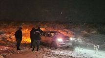 Imagen de Accidente con heridos y volcó un móvil policial en Ruta 237, en caminos con nieve y hielo en Neuquén