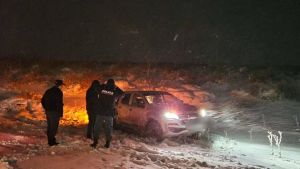 Accidente con heridos y volcó un móvil policial en Ruta 237, en caminos con nieve y hielo en Neuquén