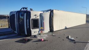 Volcó un camión en Autovía Norte, en Plottier: un camino con accidentes frecuentes