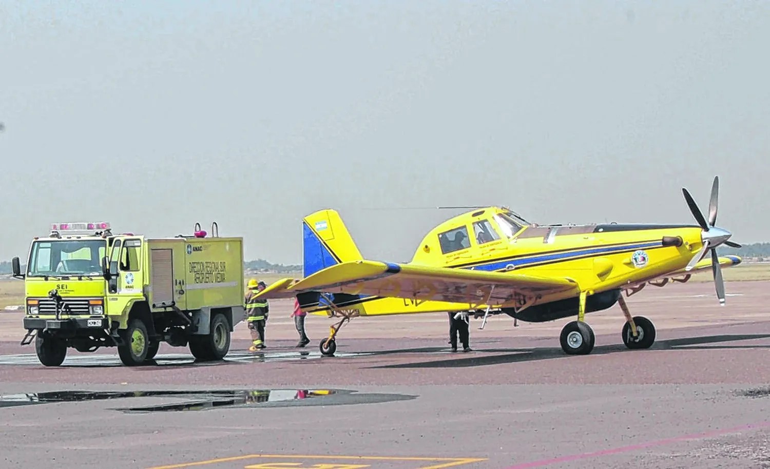 La operación de aviones hidrantes en temporada de incendios forestales es uno de los usos "imprescindibles" de la termina aérea. (archivo)